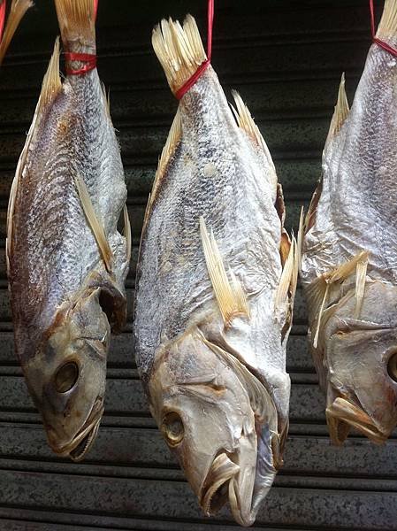 HK_Sheung_Wan_李陞街_Li_Sing_Street_掛咸魚_Hanging_3_dried_fishes_July-2011