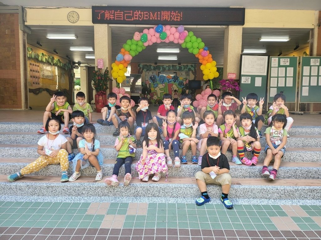 LINE_ALBUM_🐸第一週0831 認識中班大班列車開學團體照_220831_47.jpg