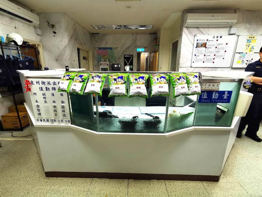 警局值班臺擺滿「乖乖」.jpg