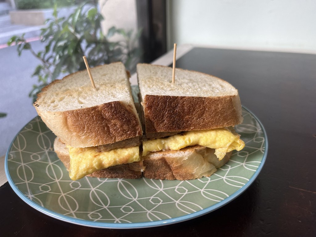 {汐止美食餐廳}隱藏在巷弄中，早餐就能吃得到飽足以及滿足的手