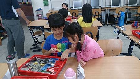 分工合作做折疊椅