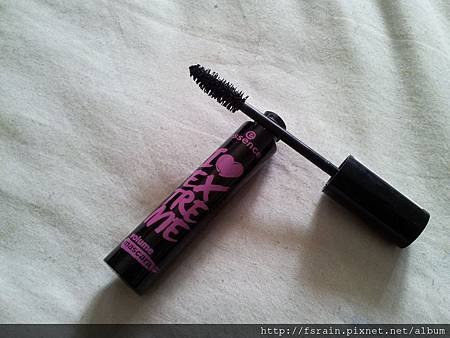 essence-ILoveEXTREMEVolume-Mascara4