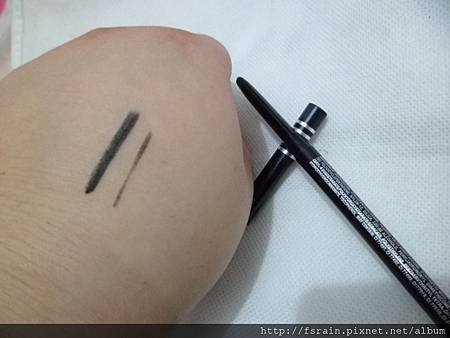 SilkyGirl-HD Gel Eyeliner Pen-01Intense Black-swatch