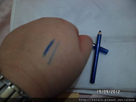 Bourjois-Glitter Eyeliner Pencil-Blue-03-swatch