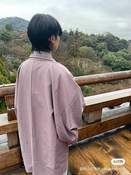 真的好像偷穿爸爸的衣服哦
