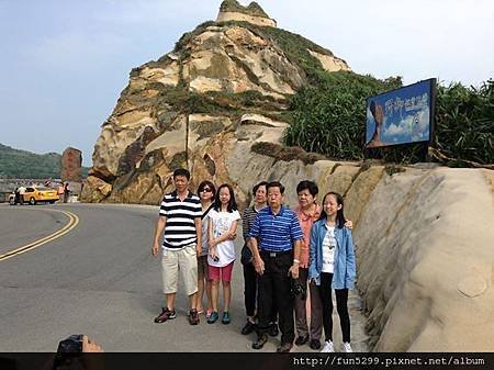 新加坡，美璇與家人在野柳地質公園 。