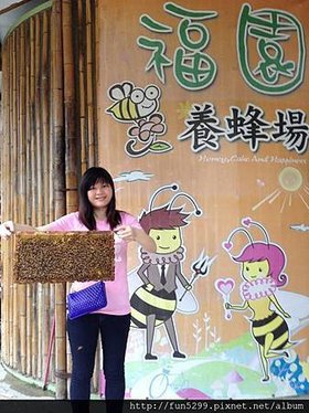 香港：吳先生全家福，生平第一次與蜜蜂近距離接觸，在福園養蜂場留影。