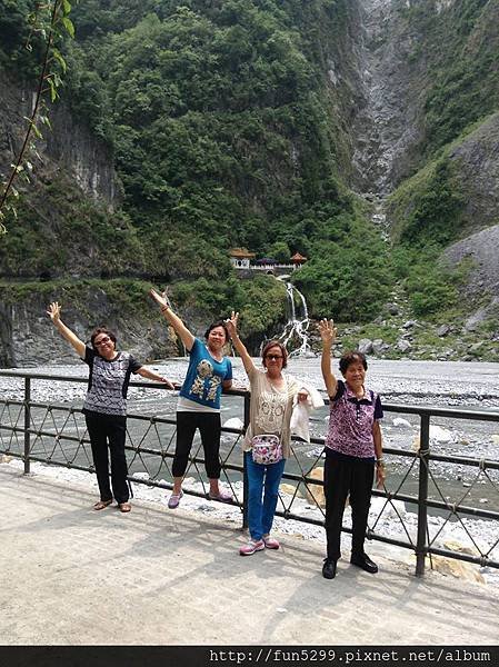 香港 黃、廖、鍾、鄧~四位女士~在長春祠。