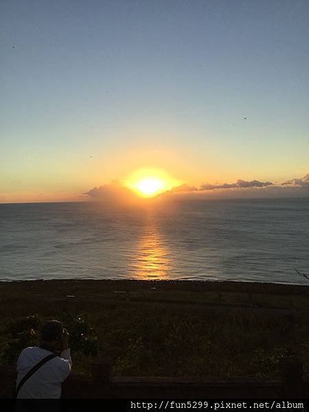 香港 張先生、林小姐夫婦，在關山看夕陽。