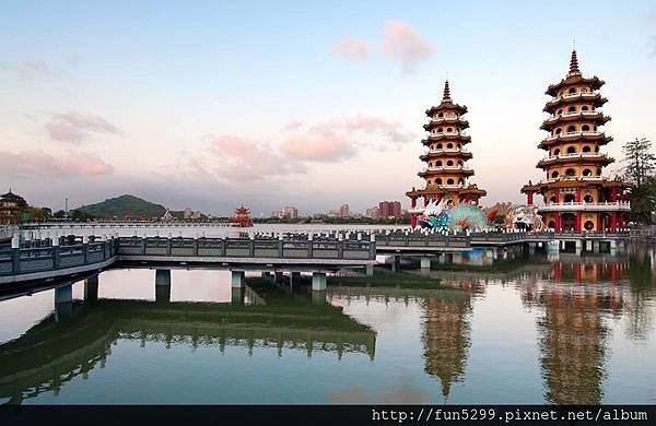 香港 麥小姐全家福~在高雄蓮池潭。