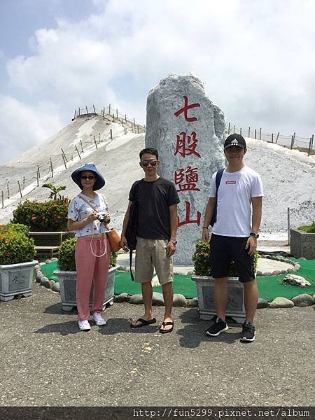 香港 鄭先生全家福~在七股鹽山。.jpg