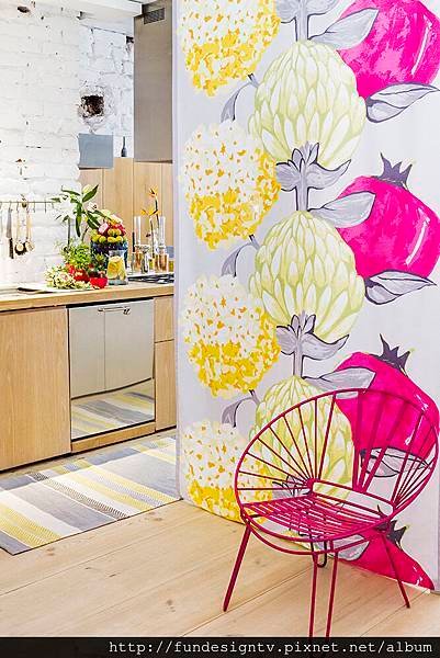 Vallila_SS15_Artisokka_fuxia_curtain_and_Marjaniemi_yellow_rug_photographerVernaKovanen.jpg