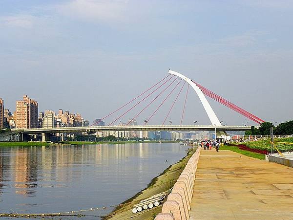 800px-Dazhi_Bridge_View_from_Dajia_Riverside_Park