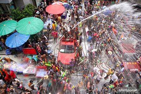 SOD真實上演嗎？潑水節玩超大！F奶正妹被壯漢當街扒光露兩點3.jpg