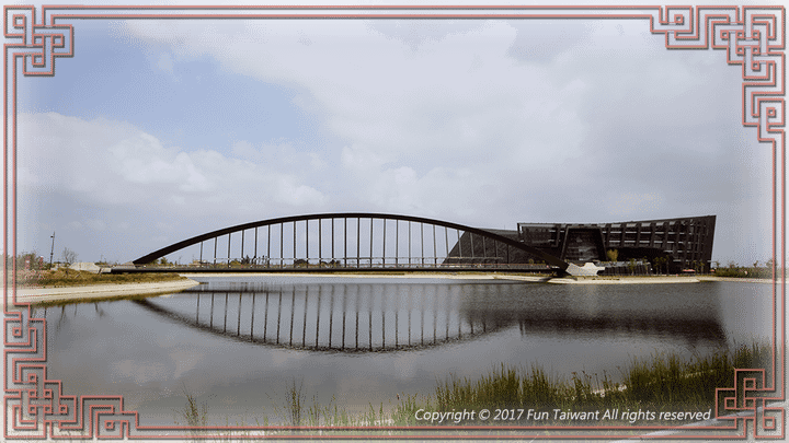 04 在人工湖畔欣賞南院建築和景觀橋。