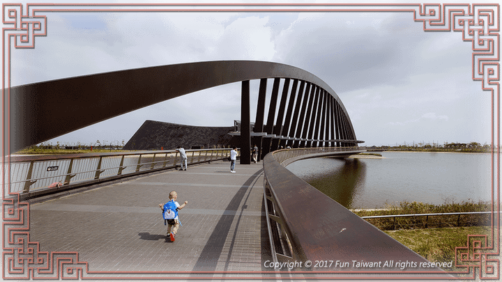 05 至善湖區設置跨湖景觀橋，名為「至美橋」。