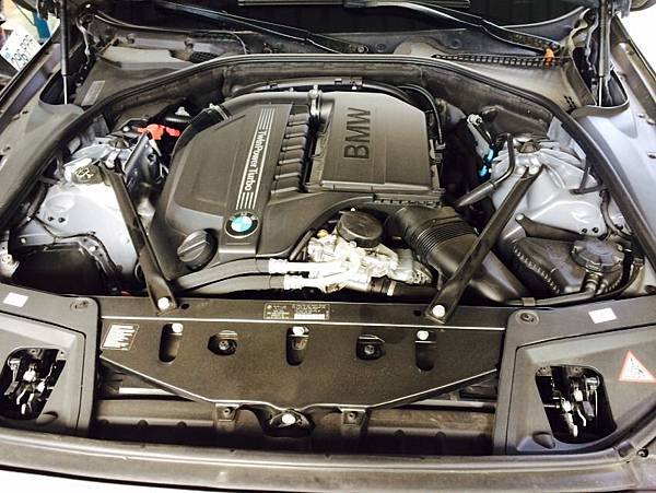 BMW 535引擎室照片
