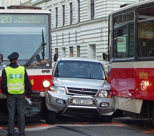 擠過去試試