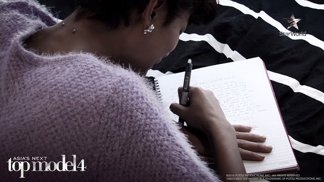 Tuti writing her note to Tawan