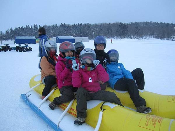 2012.0129~0202北海道帶廣函館5天~坐香蕉船划雪太酷，下大雪釣公魚，阿寒湖鶴雅HTL海鮮棒極了！