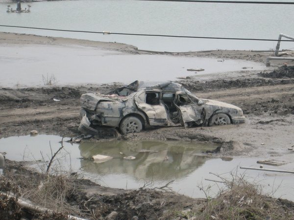 被大水肆虐的汽車.JPG