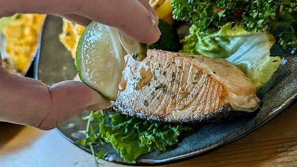 &lt;桃園美食&gt;日日朝食早午餐:店內粉紅泡泡裝潢，季節性鮭魚菲力