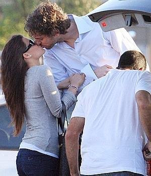 Pau-gasol-and-Silvia-Lopez-Castro-Kissing-1st-time-seen-nba-wags-11440019-300-350.jpg