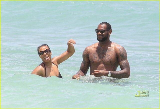 lebron-james-shirtless-beach-savannah-brinson-08.jpg