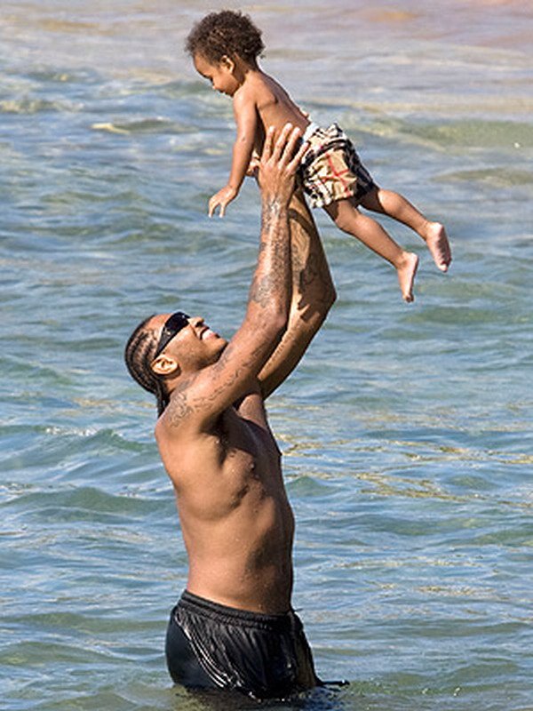 carmelo_anthony_with_baby_CBB.jpg