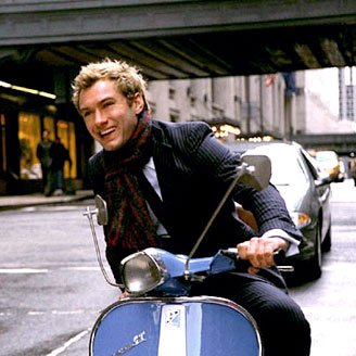 0Jude_Law_on_Vespa-701804.jpg