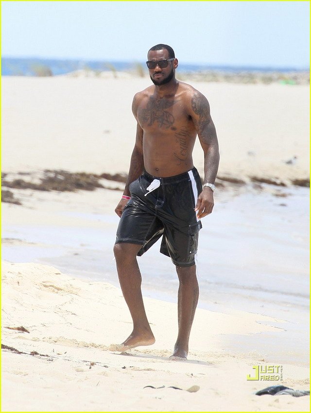 lebron-james-shirtless-beach-savannah-brinson-01.jpg