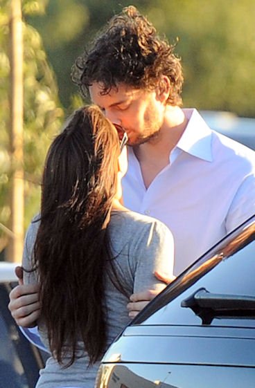 Silvia-Lopez-Castro-and-Pau-Gasol-Kissing-Photo.jpg