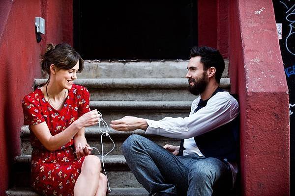 begin-again-keira-knightley-adam-levine