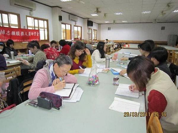 同學正專心作心智圖.jpg