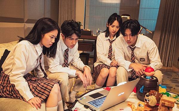 《器子》婁峻碩（右起）、李沐、黃禮豐、程雅晨。華映娛樂提供.jpg