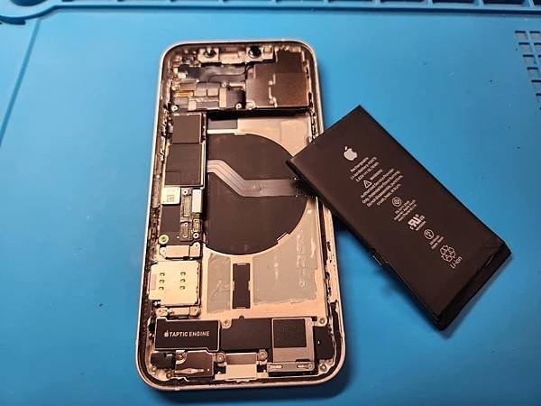 新竹iphone12換電池/iPhone 12 換電池 — 