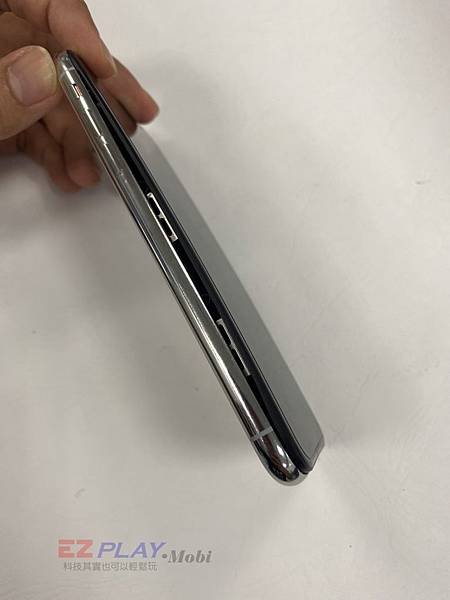 【新竹維修手機】突然開口笑的IPHONE X 面板差點破了…