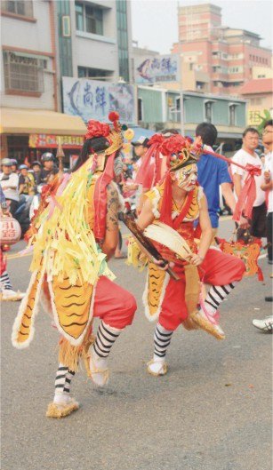 1458-6 城隍爺 家將們為民眾驅邪，也會沿途發送平安餅。