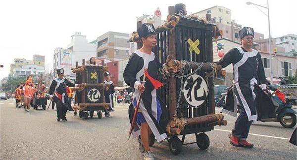 1458-6 城隍爺 由衙役押解的犯人，被關在囚車中隨著隊伍繞境。