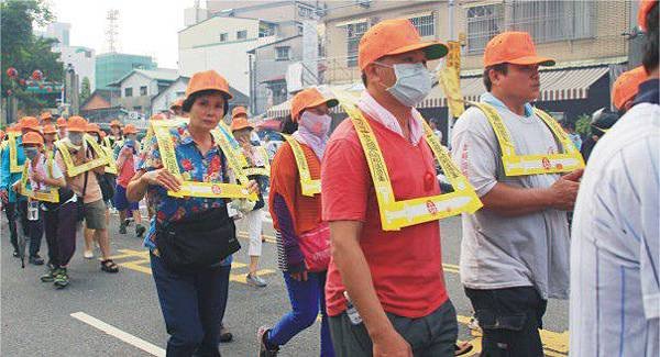 1458-6 城隍爺 民眾戴上紙製四角枷鎖，消災解厄，為親友植福。