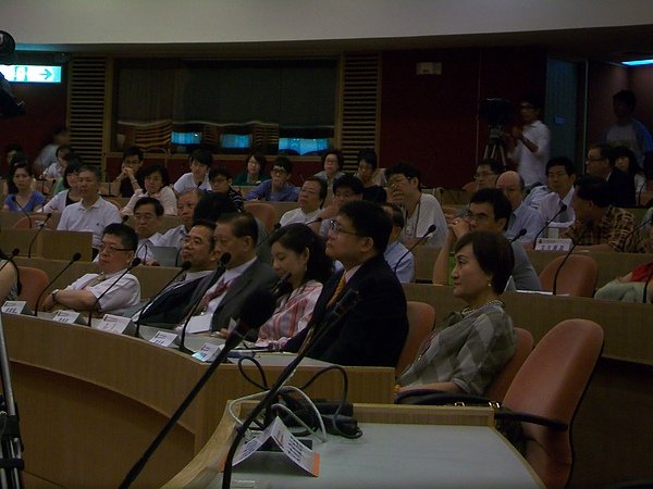 中國文化大學張董事長鏡湖與各處室主管出席990822於曉峰館國際會議廳主持與諾貝爾經濟學獎得主伊莉諾‧歐斯壯(Elinor Ostrom)--新的Institutionalism 在經濟學家和政治学家之間的對話.jpg