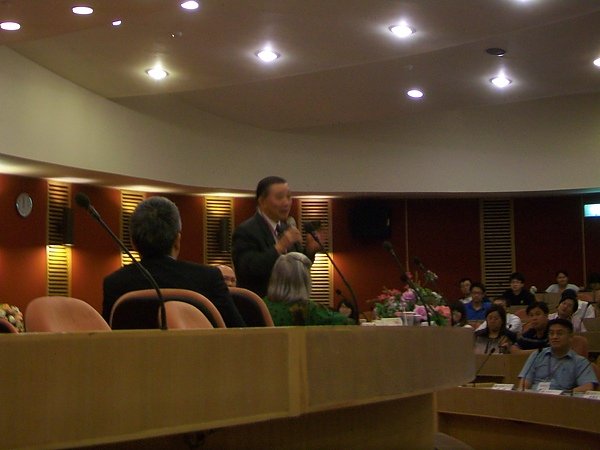 中國文化大學社科院曹院長俊漢博士990822於曉峰館國際會議廳主持與諾貝爾經濟學獎得主伊莉諾‧歐斯壯(Elinor Ostrom)--新的Institutionalism 在經濟學家和政治学家之間的對話.jpg