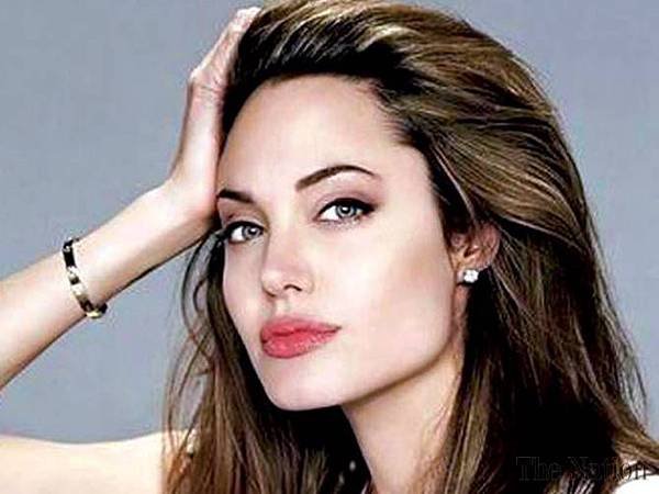 angelina-jolie-returns-1378146391-3923