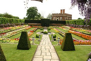 300px-Hampton-Court-F.jpg