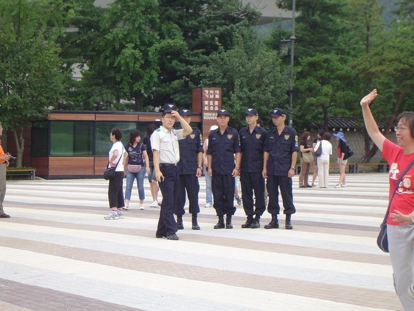 0357.青瓦台有超多警察.JPG