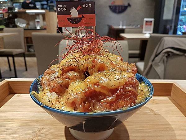 辣味炸雞丼（側寫）.jpg