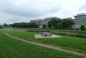 鴨川旁的納涼台