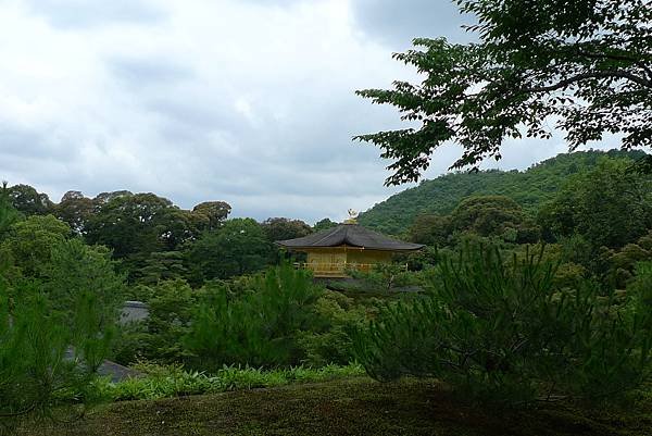 寺院小徑看到的金閣寺