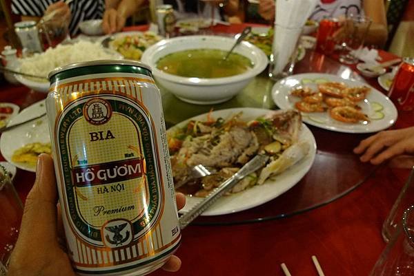 第一天晚餐配河內啤酒