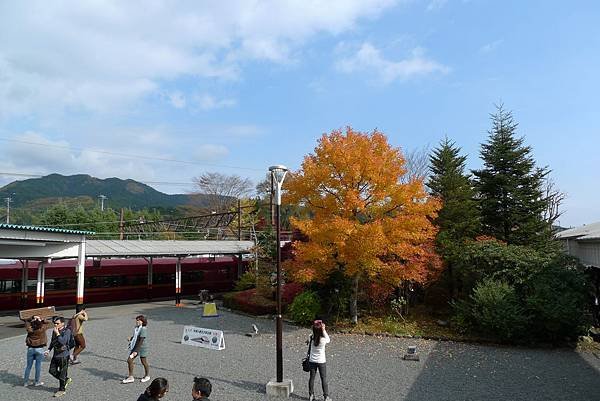 東武日光站以紅葉迎接